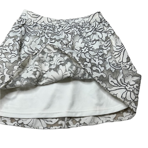 Francesca’s White And Black A-Line Sheer Floral Mini Flare Skirt Size Medium - Picture 11 of 14